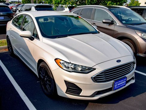 Used 2019 Ford Fusion SE FWD image 3