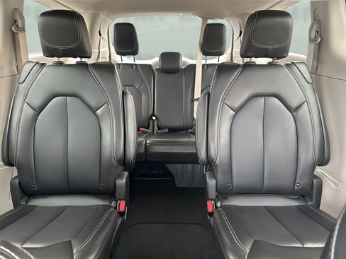 Used 2024 Chrysler Pacifica Touring-L image 12