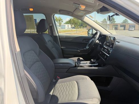 Used 2025 Nissan Pathfinder SV AWD/4WD image 31