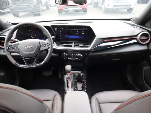 Used 2024 Chevrolet Trax RS w/ Sunroof Package FWD image 30