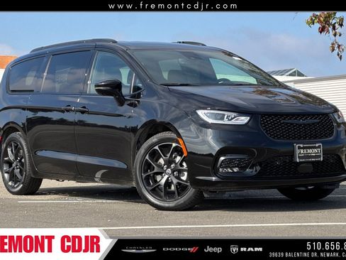 New 2026 Chrysler Pacifica Select image 1