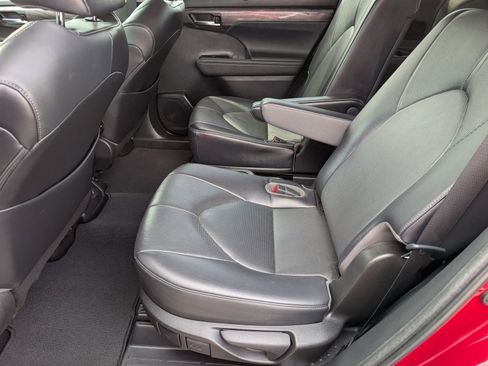 Used 2023 Toyota Highlander Limited FWD image 31