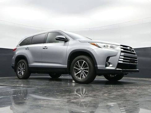 Used 2019 Toyota Highlander XLE AWD/4WD image 37