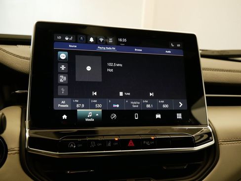 New 2025 Jeep Compass Limited image 27