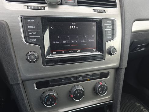 Used 2015 Volkswagen Golf S image 11