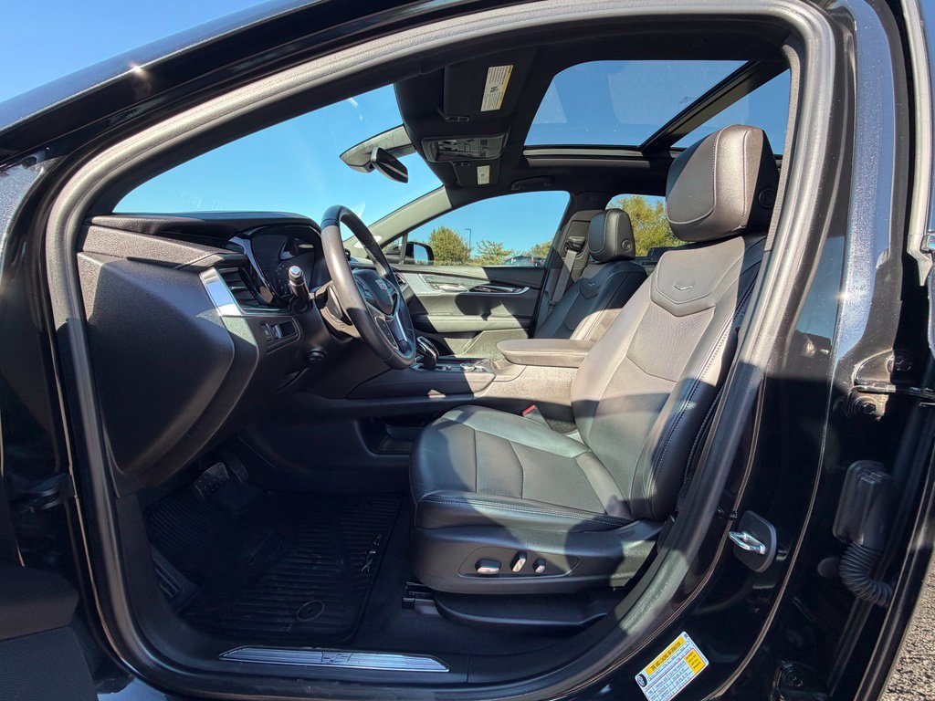 Used 2022 Cadillac XT5 Premium Luxury AWD/4WD image 2