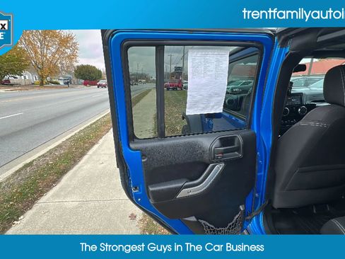 Used 2015 Jeep Wrangler Unlimited Rubicon w/ Connectivity Group image 30