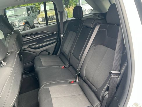 Used 2023 Jeep Grand Cherokee Laredo AWD/4WD image 16