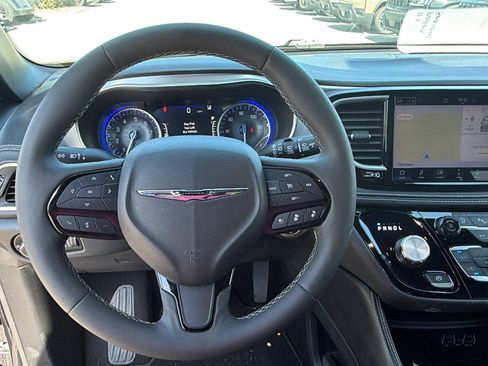 Used 2025 Chrysler Pacifica Limited FWD image 28