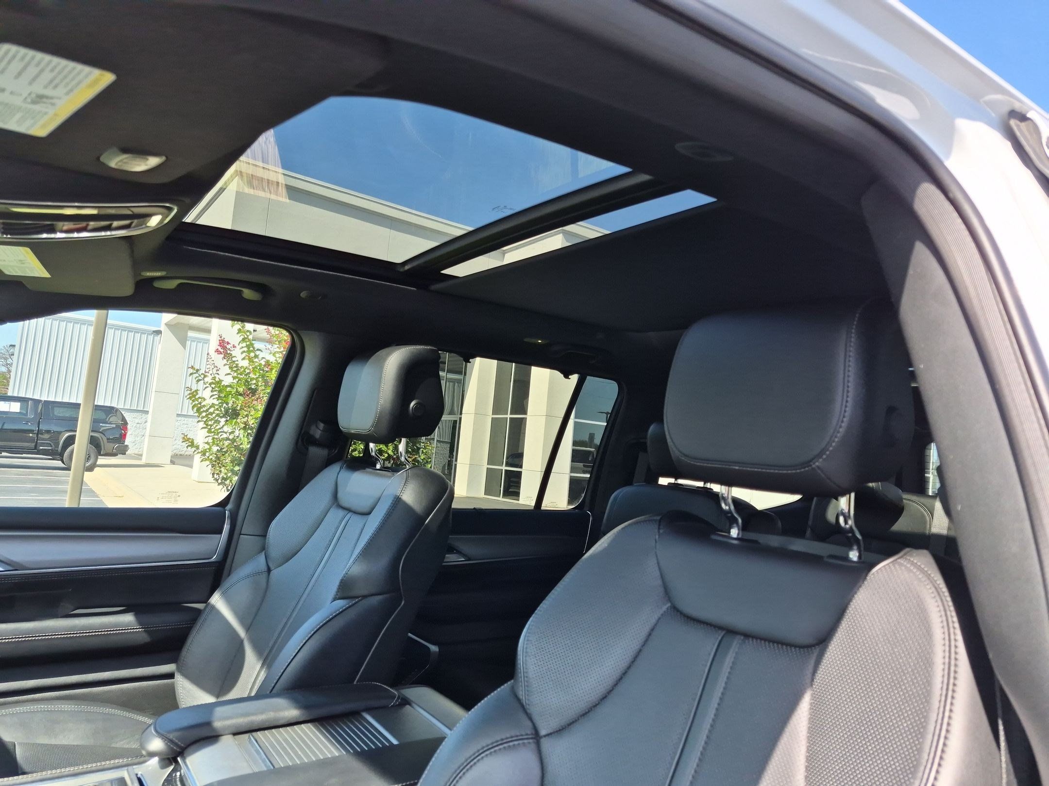 Used 2024 Jeep Wagoneer Series II w/ Convenience Group I RWD image 11