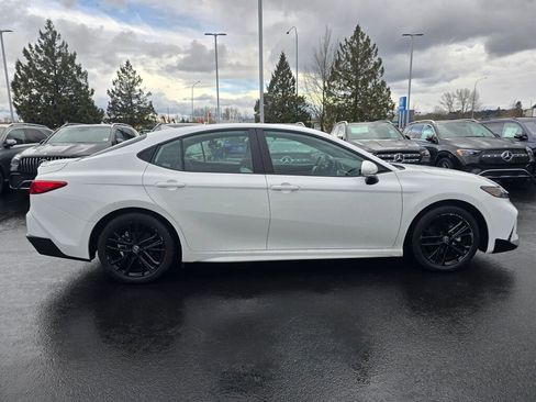 Used 2025 Toyota Camry SE image 7
