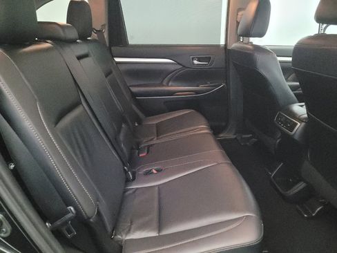 Used 2019 Toyota Highlander XLE image 19