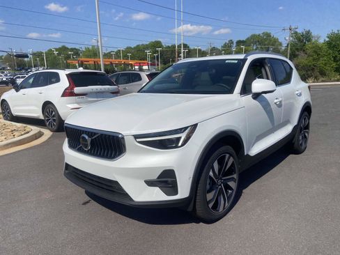 New 2025 Volvo XC40 B5 Ultra w/ Climate Package image 3
