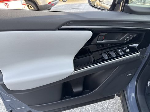 Used 2024 Subaru Solterra Limited image 17