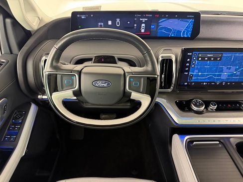 Used 2025 Ford Expedition Platinum w/ Driver's Package AWD/4WD image 13