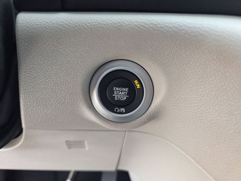 Used 2024 Chrysler Pacifica Touring-L FWD image 25