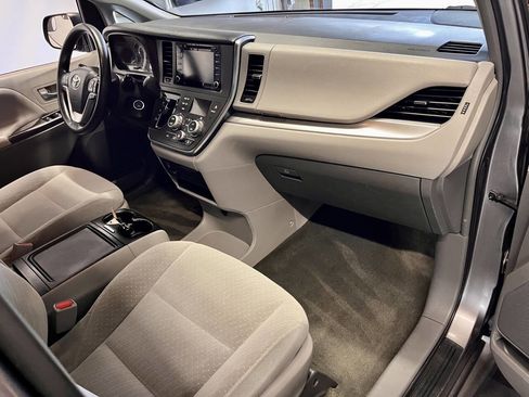 Used 2018 Toyota Sienna LE image 19