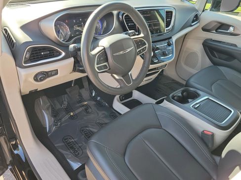 Used 2024 Chrysler Pacifica Touring-L image 23