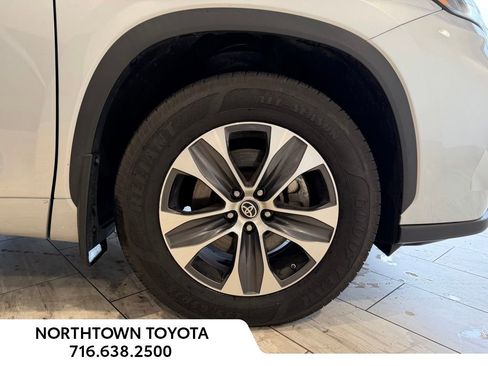 Used 2023 Toyota Highlander XLE image 6
