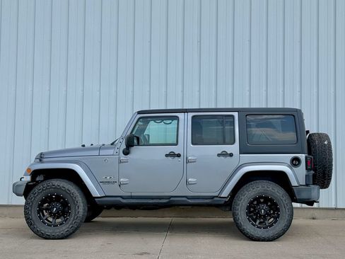 Used 2017 Jeep Wrangler Unlimited Sahara AWD/4WD image 3