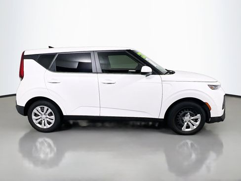 Used 2022 Kia Soul LX FWD image 3
