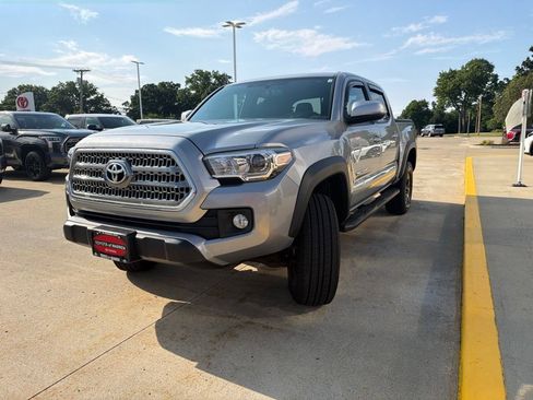 Used 2017 Toyota Tacoma TRD Off-Road w/ Tow Package (A/T) AWD/4WD image 2