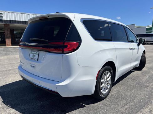 Used 2023 Chrysler Pacifica Touring-L FWD image 4