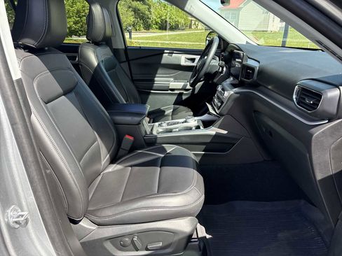 Used 2023 Ford Explorer XLT w/ Equipment Group 202A AWD/4WD image 29