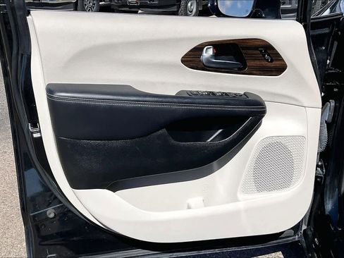 Used 2023 Chrysler Pacifica Limited image 22