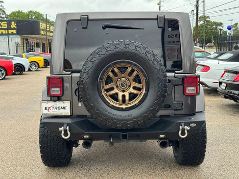 Used 2018 Jeep Wrangler Unlimited Sahara AWD/4WD image 3