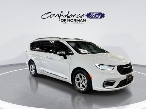 Used 2023 Chrysler Pacifica Limited FWD image 11