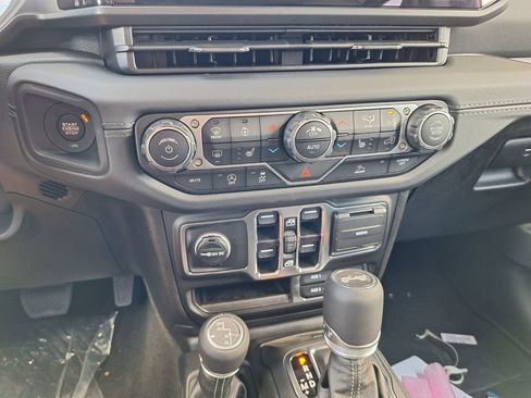 New 2025 Jeep Wrangler Unlimited Sahara AWD/4WD image 18