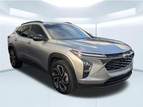 Used 2024 Chevrolet Trax RS w/ Sunroof Package image 3