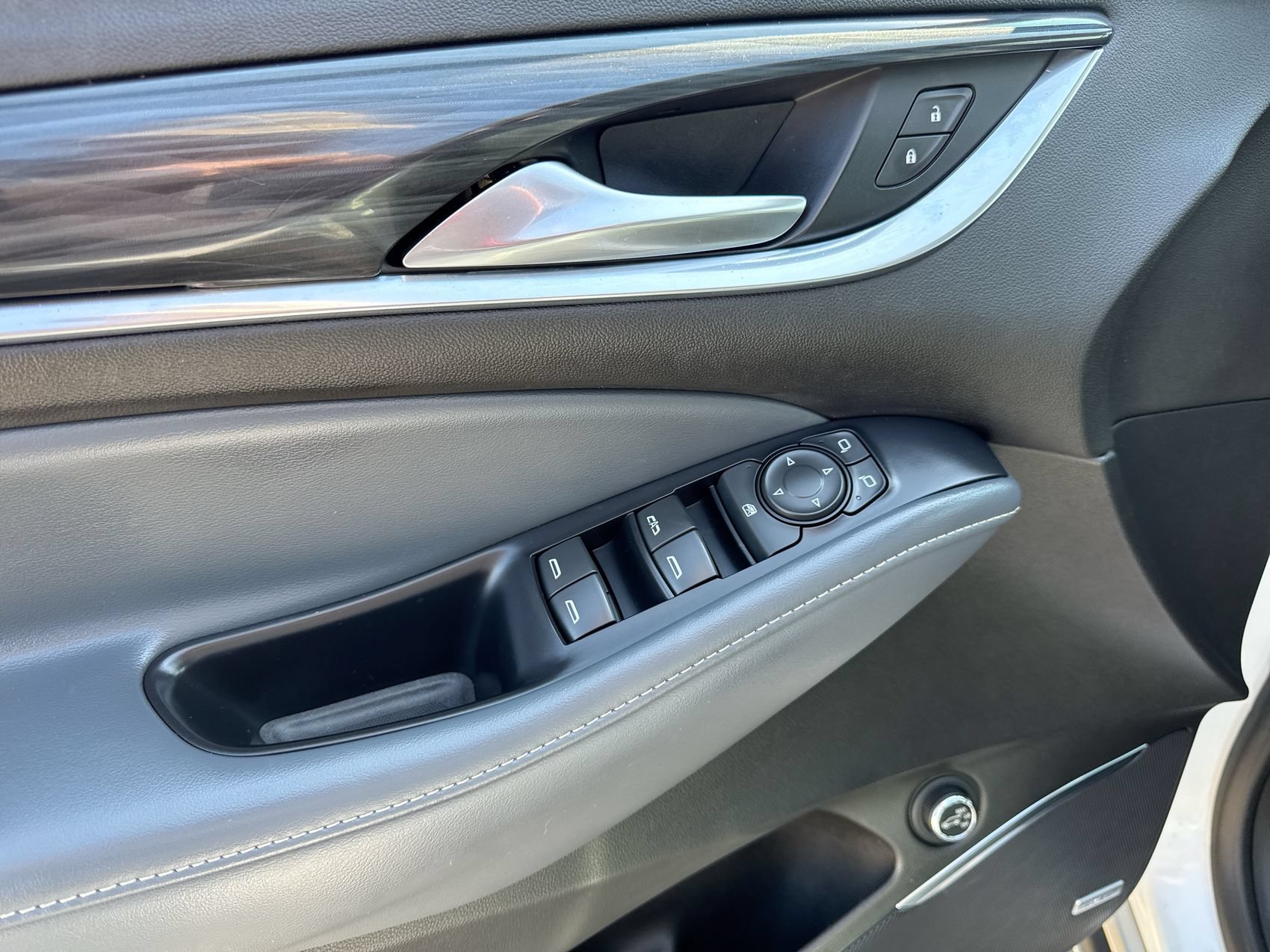 Used 2021 Buick Enclave Essence w/ Sound and Sites Package FWD image 13