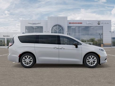 New 2026 Chrysler Pacifica Select AWD/4WD image 22