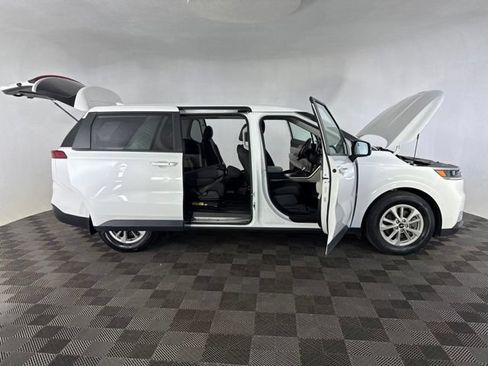 Certified 2024 Kia Carnival LX FWD image 15