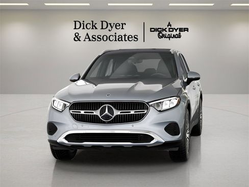 Used 2025 Mercedes-Benz GLC 300 4MATIC image 32