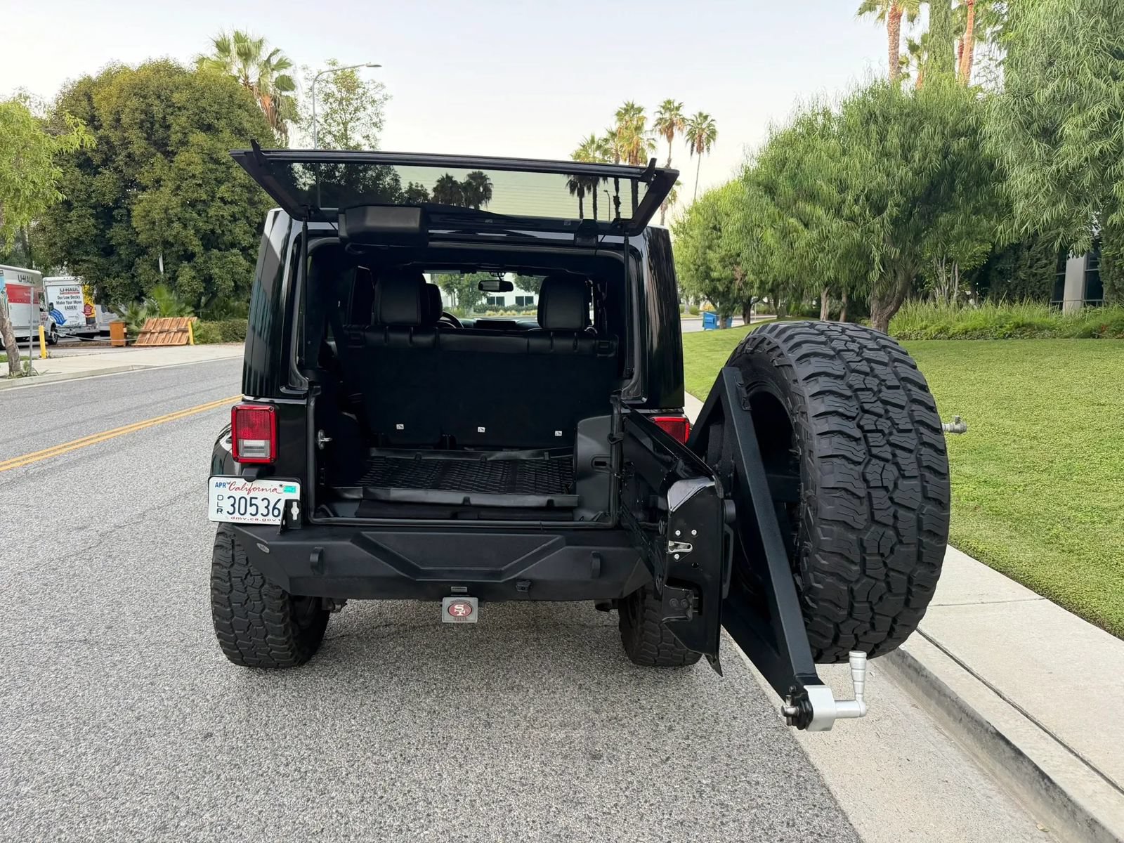 Used 2014 Jeep Wrangler Unlimited Sahara w/ Connectivity Group AWD/4WD image 7