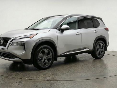 Used 2025 Nissan Rogue SV AWD/4WD image 3