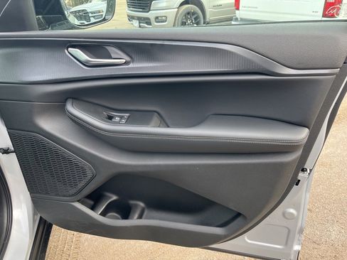 New 2025 Jeep Grand Cherokee Altitude image 10