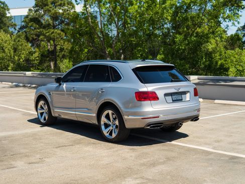 Used 2017 Bentley Bentayga AWD/4WD image 3