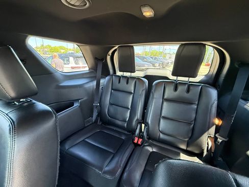 Used 2018 Ford Explorer XLT w/ Equipment Group 202A AWD/4WD image 26