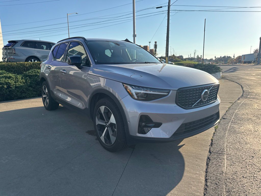 Used 2026 Volvo XC40 B5 Plus AWD/4WD image 3
