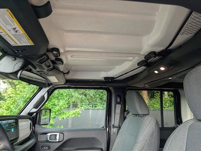 Used 2025 Jeep Wrangler Unlimited Sahara AWD/4WD image 25
