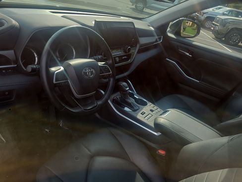Used 2023 Toyota Highlander XLE image 16