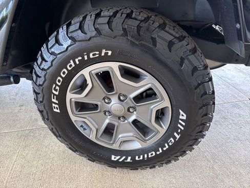 Used 2016 Jeep Wrangler Unlimited Rubicon w/ Connectivity Group AWD/4WD image 38