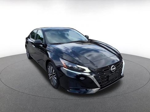 Used 2025 Nissan Altima 2.5 SV FWD image 3
