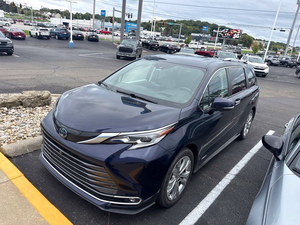 Used 2021 Toyota Sienna Platinum FWD 360° Tour