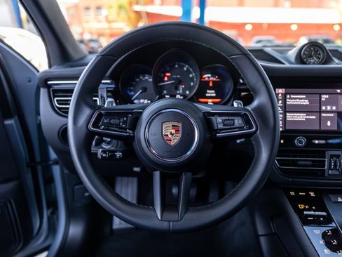Used 2025 Porsche Macan AWD/4WD image 6