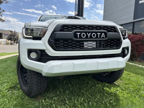 Used 2021 Toyota Tacoma TRD Off-Road w/ Technology Package image 3
